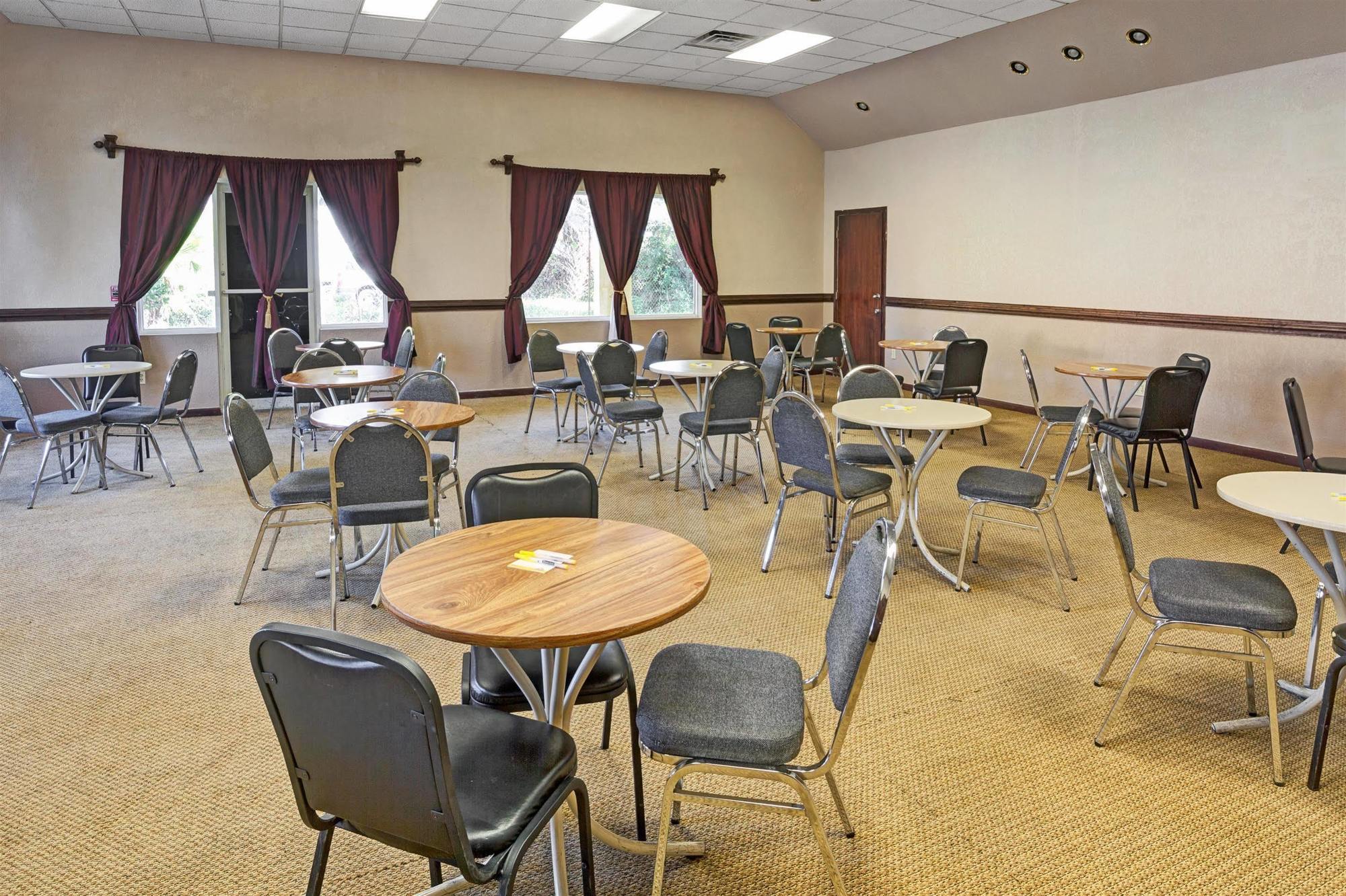 Days Inn By Wyndham Jacksonville South Memorial Hospital Екстер'єр фото