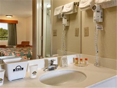 Days Inn By Wyndham Jacksonville South Memorial Hospital Номер фото